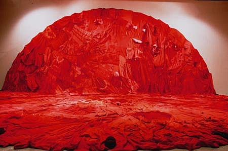 Yasufumi Takahashi
Red Reflection 1, 1995
secondhand undershirts, red dye, antique irons, aluminum hooks, 350 x 700 x 400 cm