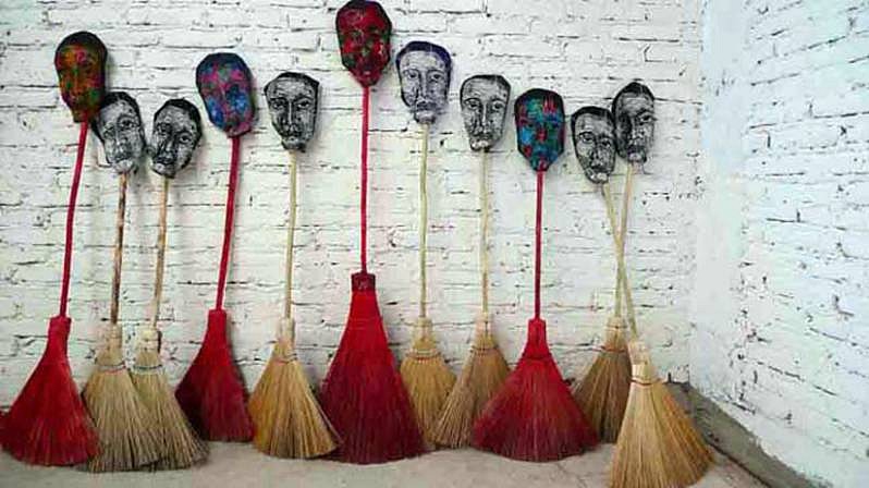 Marisa Boullosa
Cotidianamente...(Everyday...), 2009
installation, brooms, linocut print on cotton, red paint, variable dimensions
