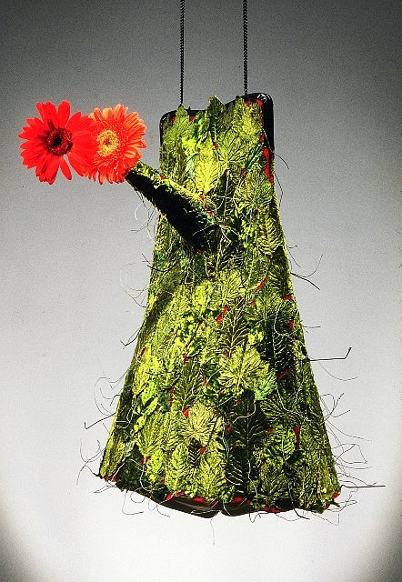 Rachel Selekman
Red Velvet Glow, 2005
pocketbook frame, velvet leaves, flowers, chain, fabric, thread and mixed media, 25 x 17 1/2 x 16 in.