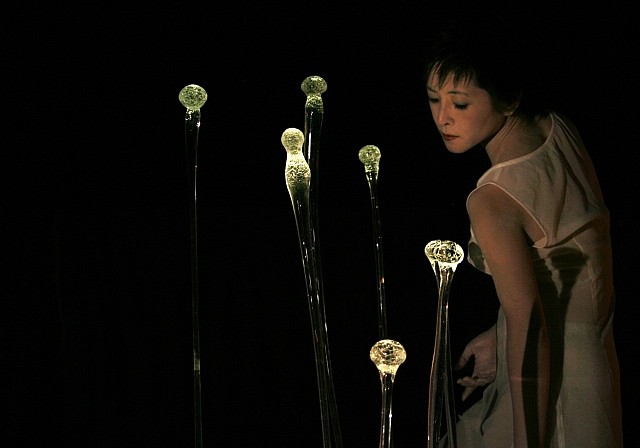 Kana Tanaka
Illusion, 2007
glass and light, dimensions variable
stage set installation for dance performance