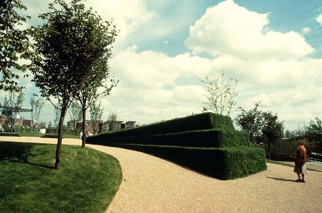 Patricia Leighton
Meall a'Chairn, 1988
mound, turfed ramp, seats, 9.6 x 14.6 x 35 feet
Glasgow, Scotland