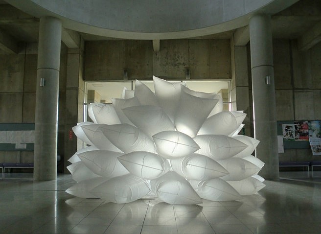 Omar Rosales
Flor de viento, 2014
plastic bags and fan, 98 x 196 x 196 in.