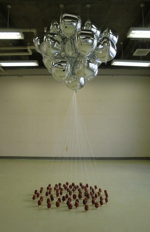 Omar Rosales
Raices, 2014
metallix balloons, clay, plastic rope, 118 x 47 x 47 in.