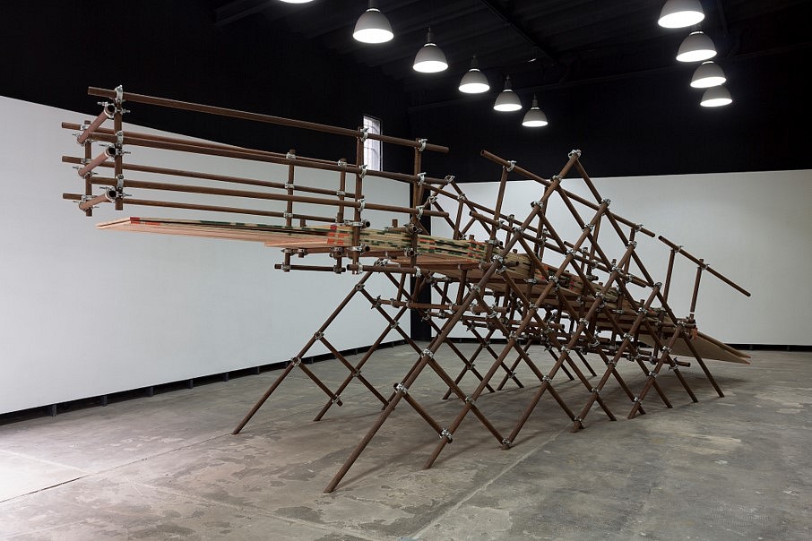Luciana Lamothe
Metasbilad II, 2016
phenolic boards, oxidized pipes and scaffolding clamps, 118 x 354 in.