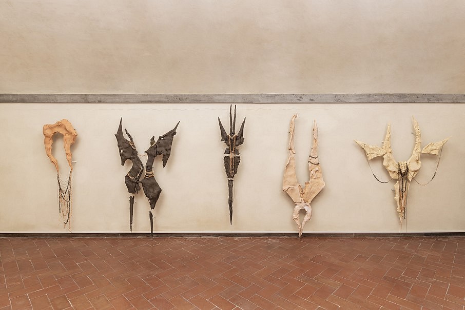 Benni Bosetto
Angels, 2019
terracotta, metal chains (permanent installation at Villa Il Cerretino, Poggio a Caiano), environmental dimensions