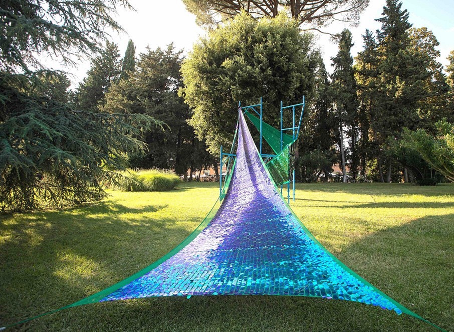 Bettina Allamoda
Outdoor Wrap, 2018
irredescent polyester-jumbo-sequin-Spandex mesh, pigment, lacquered metal, 4.10 x 6 x 11 meters
