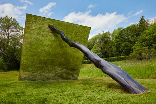 Birgitta Weimer
Reflecting Gaia, 2020
two mirrors on steel, dead tree, 120 degree, view of the sky, 95 x 95 x 200 in.
