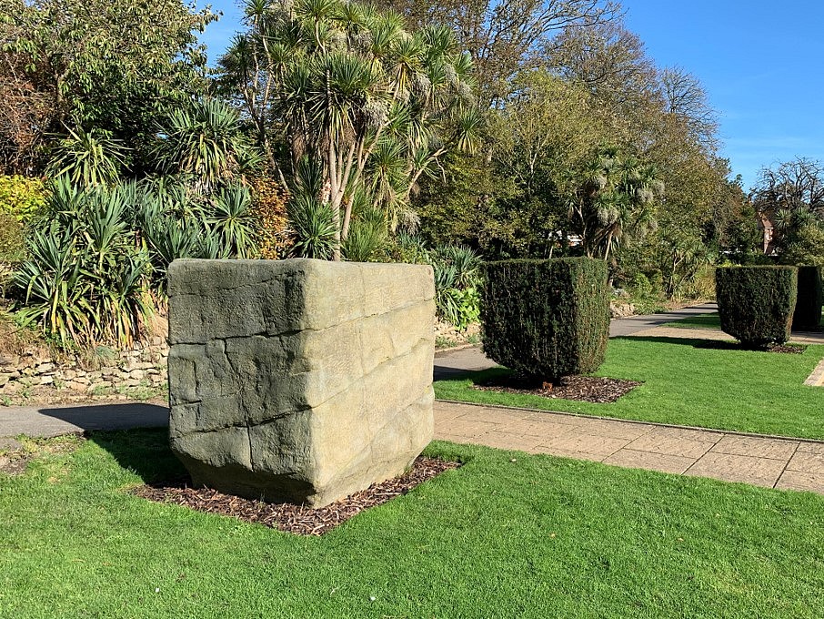 Mariko Hori
Mellowing the Corners (at Kingsnorth Gardens), 2021
installation with Pulhamite boulders, objects donated by residents, 49 1/8 x 49 1/8 x 59 in.