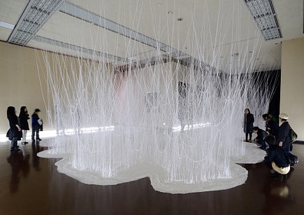 Yasuaki Onishi
Vertical Emptiness (Volume of Strings), 2014
rope, glue, urea, other, 590 x 1820 x 1360 cm